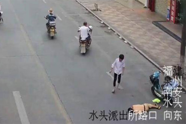 外卖小哥累晕街边，所幸民警及时发现